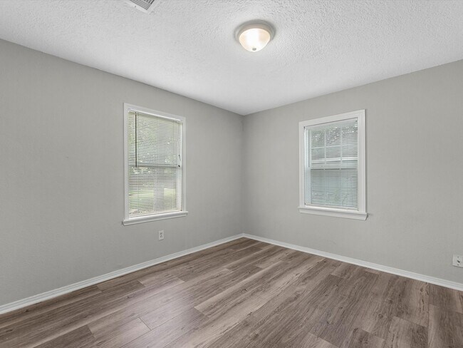 Building Photo - 212 N Shady Oaks St