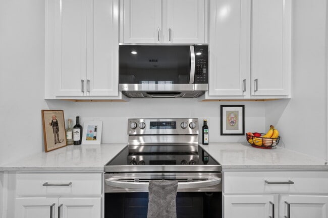 Building Photo - 706 W 44th St