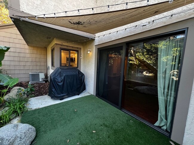 Building Photo - 2 Bedroom 3 Bath Condo for Rent in an Excellent Area of Fullerton