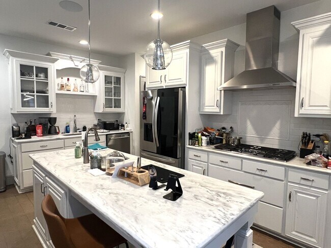 Building Photo - Beautifully Remodeled 1920's Bungalow