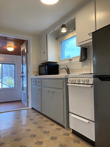 Building Photo - 3097 Lincolnview St