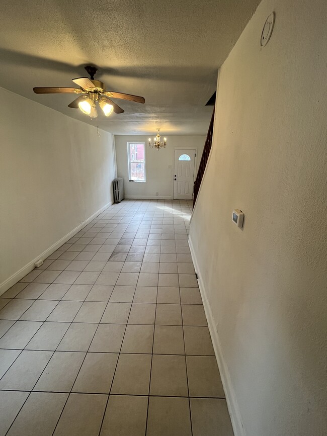 Building Photo - 27 Caroline St