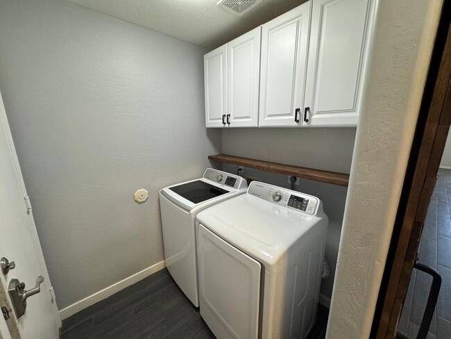 Building Photo - 24 S Willow Creek St