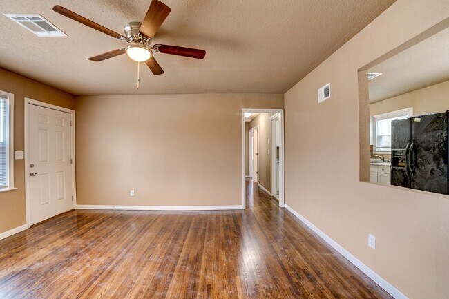 Building Photo - 3 Bed / 1 Bath in Tulsa!