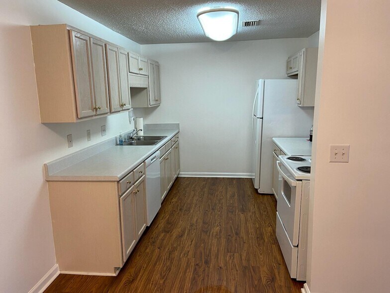 Building Photo - 501 Pelham Square Way