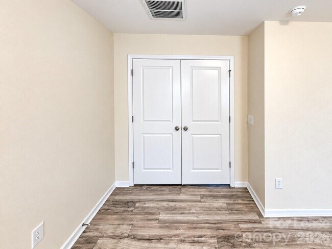 Building Photo - 850 Windblown Pl