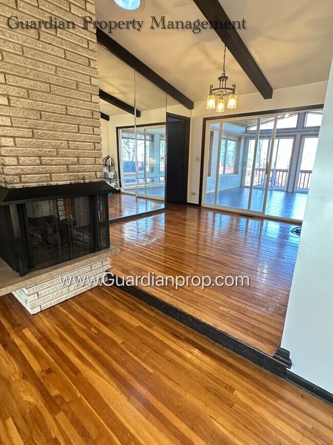 Building Photo - Burnsville Single Family Home, 2 Car Garage, Large Sun Room, Fireplace, Deck