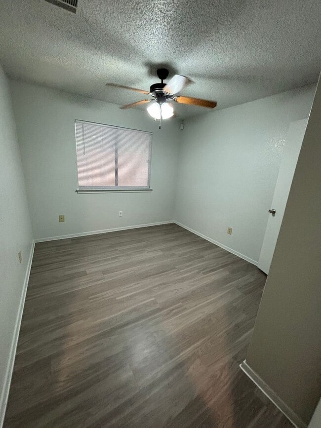 Building Photo - 3/2 in the Heart of North Austin!