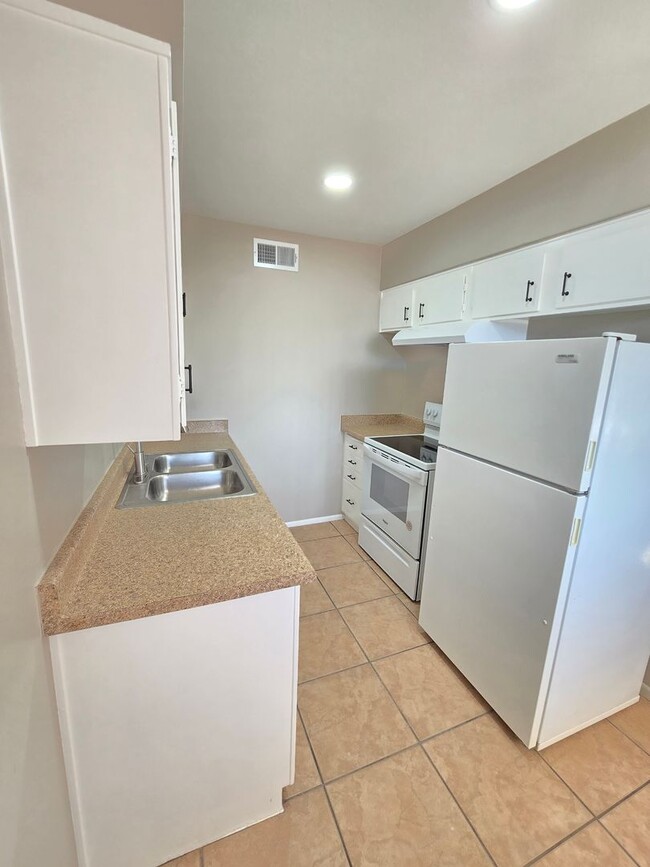 Building Photo - Great Location! Remodeled 1 bed 1 bath