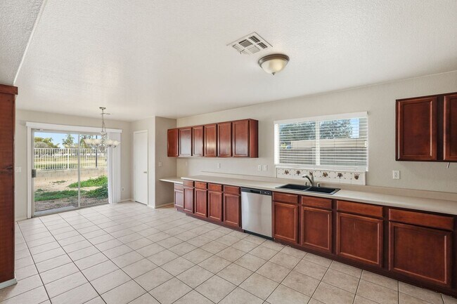 Building Photo - HUGE 6 Bedroom Home - Westgate and Freeways Nearby!