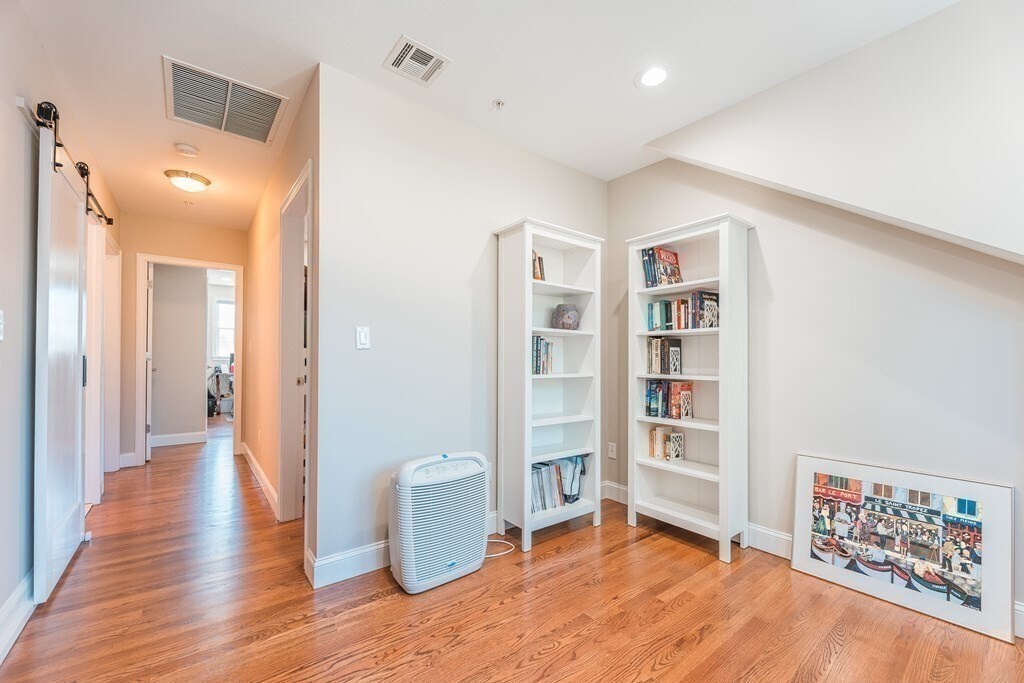 Building Photo - 467 Somerville Ave