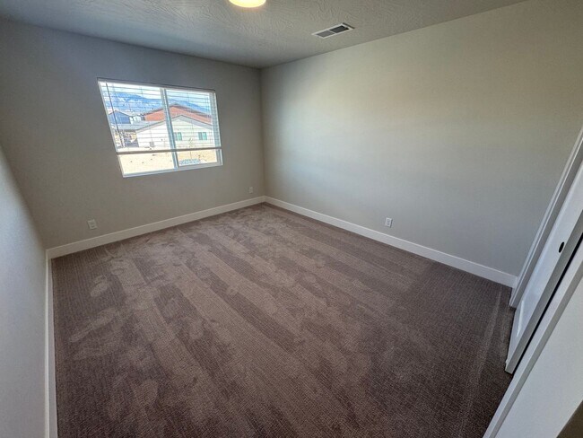 Building Photo - 3 Bedroom Home!