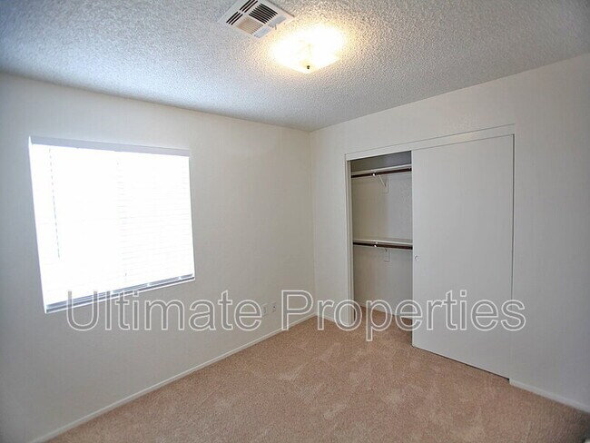 Building Photo - 448 E Topeka Dr