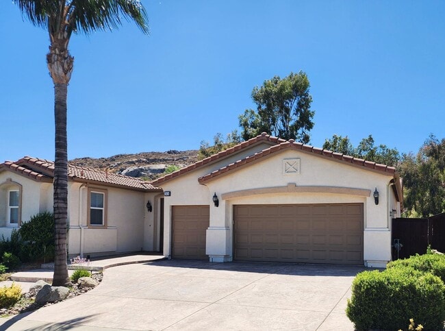 Building Photo - Beautiful 4BD, 2.5BA, Four Seasons at Heme...