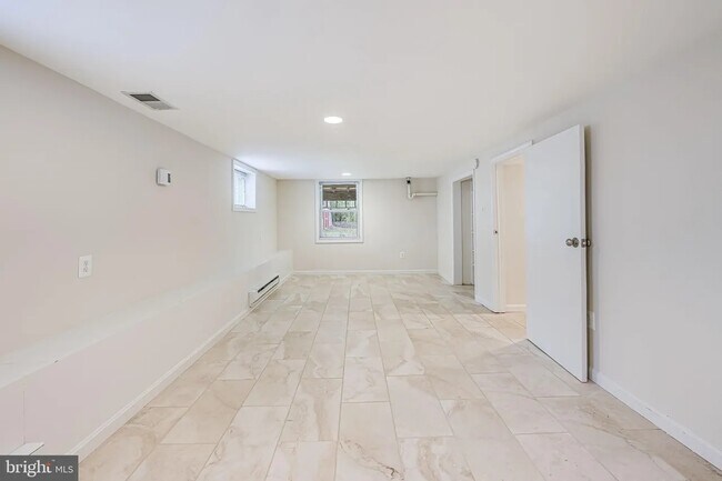 Building Photo - 2957 Strathmeade St