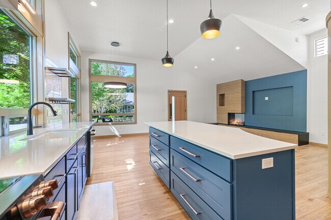 Building Photo - Beautiful home down town CDA