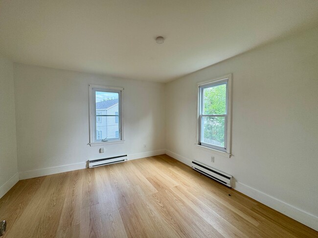 Building Photo - South Portland 2BD/1BA with Off Street Par...