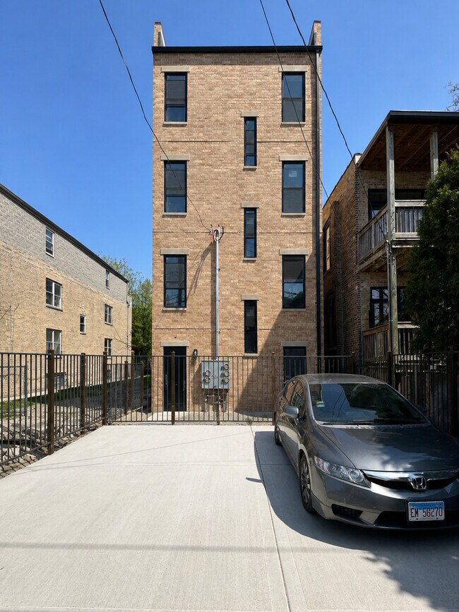 Building Photo - 1416 N Maplewood Ave