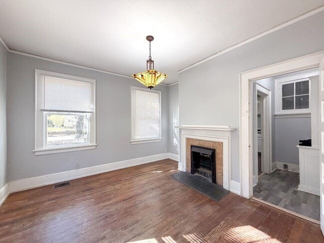 Building Photo - 206 5th St