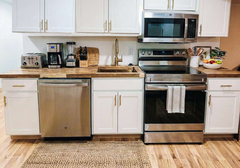 Modern kitchen with brand new appliances - 6471 Grommet Dr