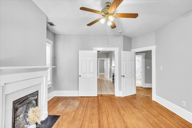 Building Photo - 3 bedroom 2 bath Downtown Savannah apartment