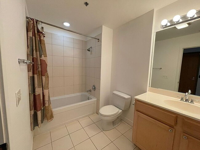 Building Photo - "Spacious 3-Bed, 2-Bath Gem in Chicago's Heart – 1205 Sq Ft of Modern Living!"