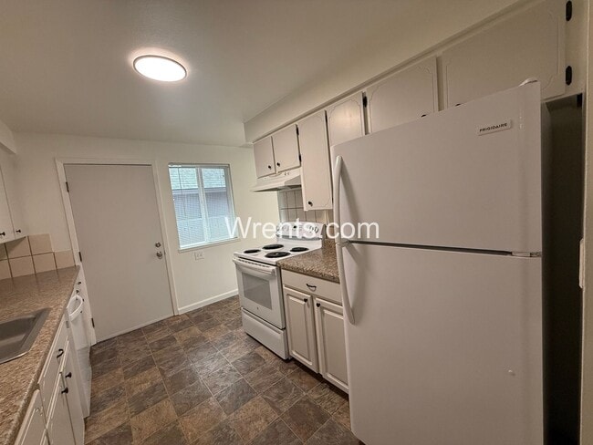 Building Photo - Charming Duplex Living – 3BR/2BA + Bonus Room & Garage