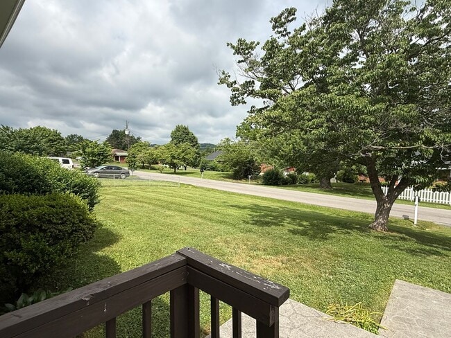 Building Photo - 3/2 bath home - Town Acres School District!