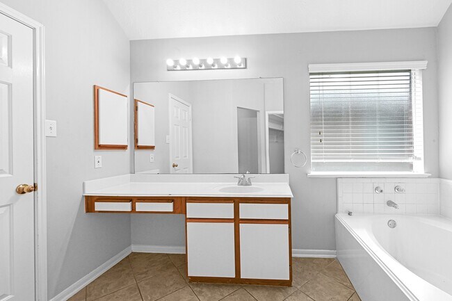 Building Photo - 3102 Millers Oak Ln