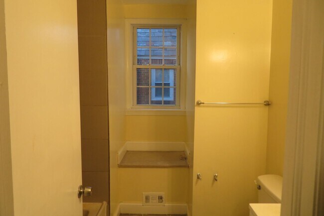 Building Photo - 1031 Disston St