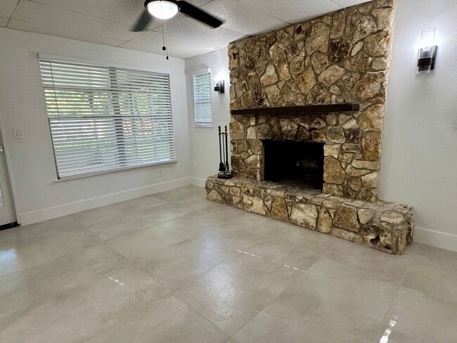 Building Photo - 3 Bedroom , 2 Bath home with office!