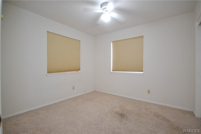 Building Photo - 2911 Country Club Dr