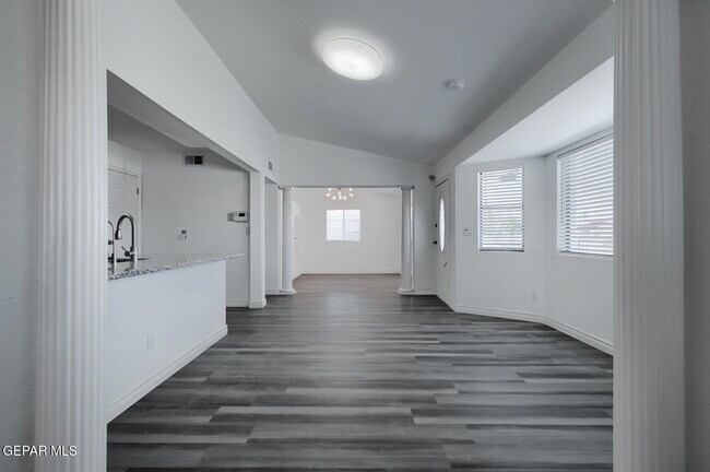 Building Photo - 9709 Vallarta Dr
