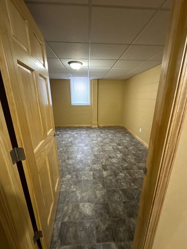 Building Photo - EZ - 202 Triplex