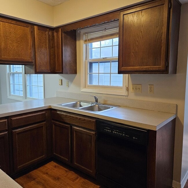 Building Photo - 1252 Colonial Dr