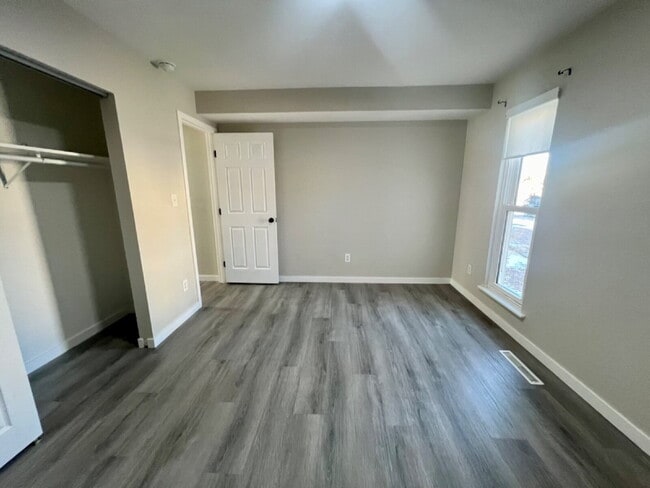 Building Photo - Conveniently located updated 2 bedroom!