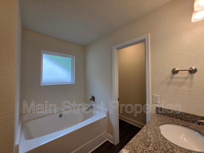Building Photo - 5165 Peach Dr