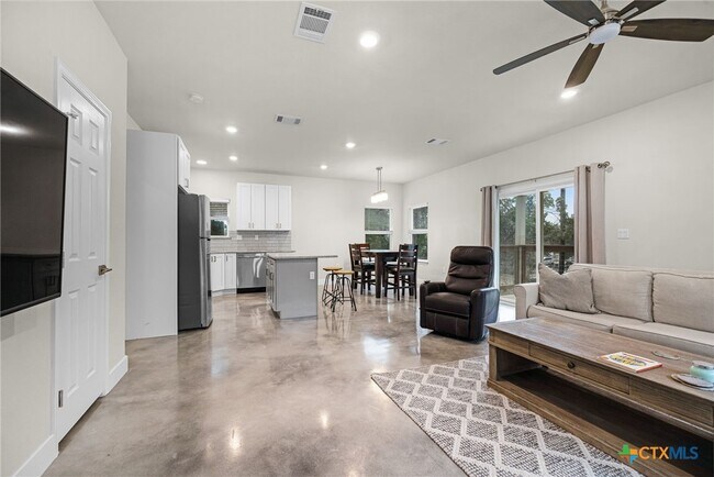 Building Photo - 446 W Overlook Dr