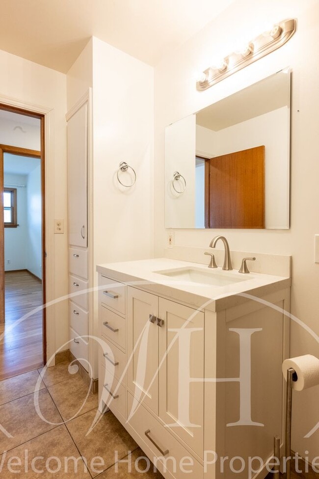 Building Photo - Spacious 5 Bedroom Home with Fenced Yard & Covered Parking