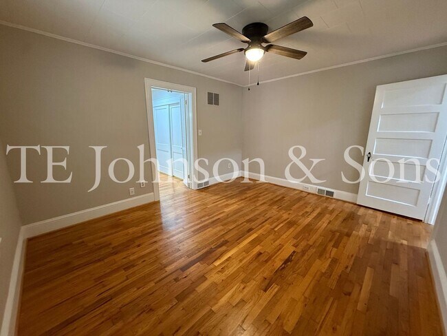 Building Photo - Spacious 3 Bedroom Home with Primary Suite on Main Level and 2-Car Carport