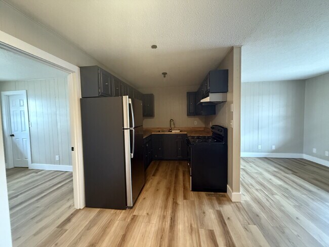 Building Photo - Renovated 1-bedroom, 1-bath apartment feat...