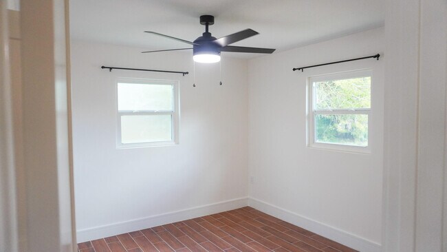 Building Photo - 1414 Ave I