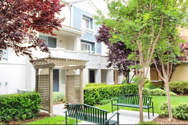 Building Photo - 2622 Baton Rouge Dr