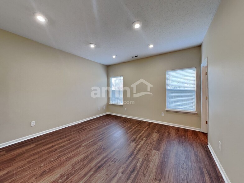 Building Photo - 9735 Thomas Ln