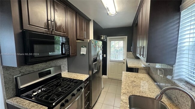 Building Photo - 8370 SW 27th Ln