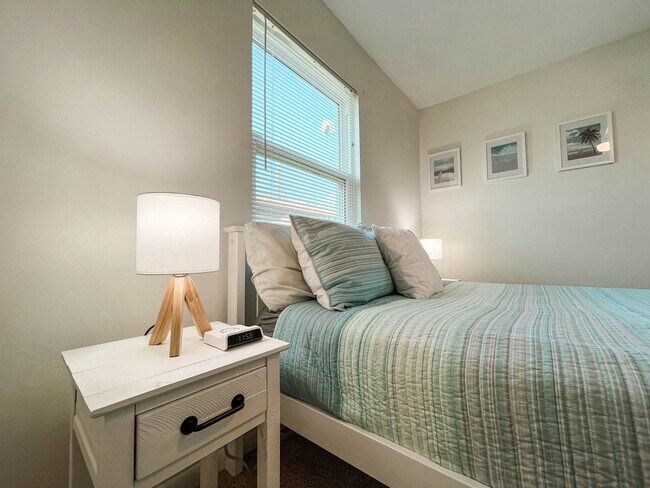 Building Photo - 532 Roosevelt Ave