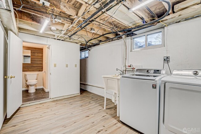Building Photo - 206 Newman St