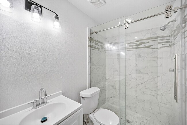 Building Photo - 13815 Bay Gardens Dr