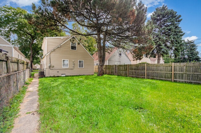 Building Photo - 124 46th Ave