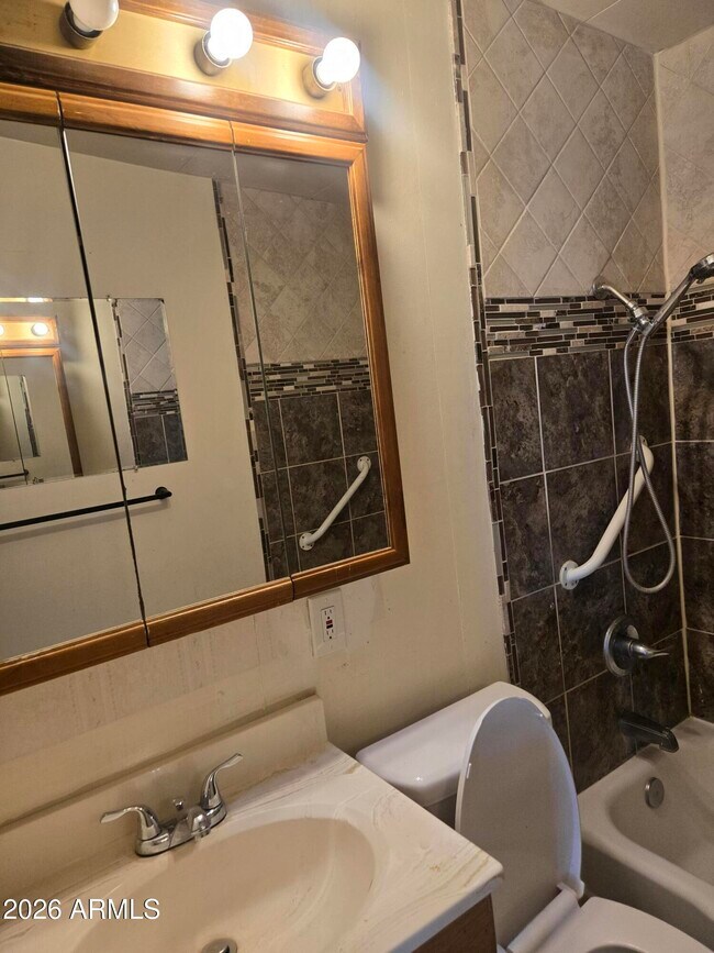 Building Photo - 302 3rd St